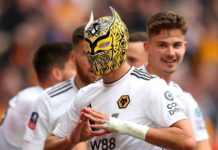 La afición defiende a Raúl Jimenez ante las burlas de Troy Deeney