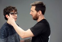 Los lentes de realidad virtual que Messi regaló a personas no videntes.