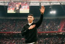 Edson recibe homenaje del Ajax